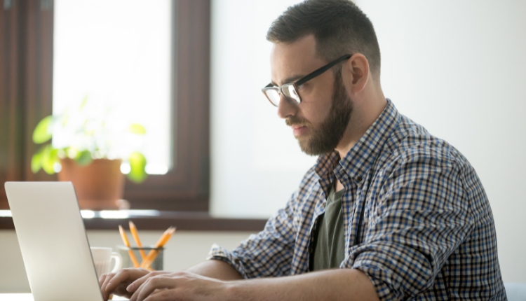 Empresas do Simples Nacional devem decidir sobre regime híbrido da reforma tributária até setembro de 2026